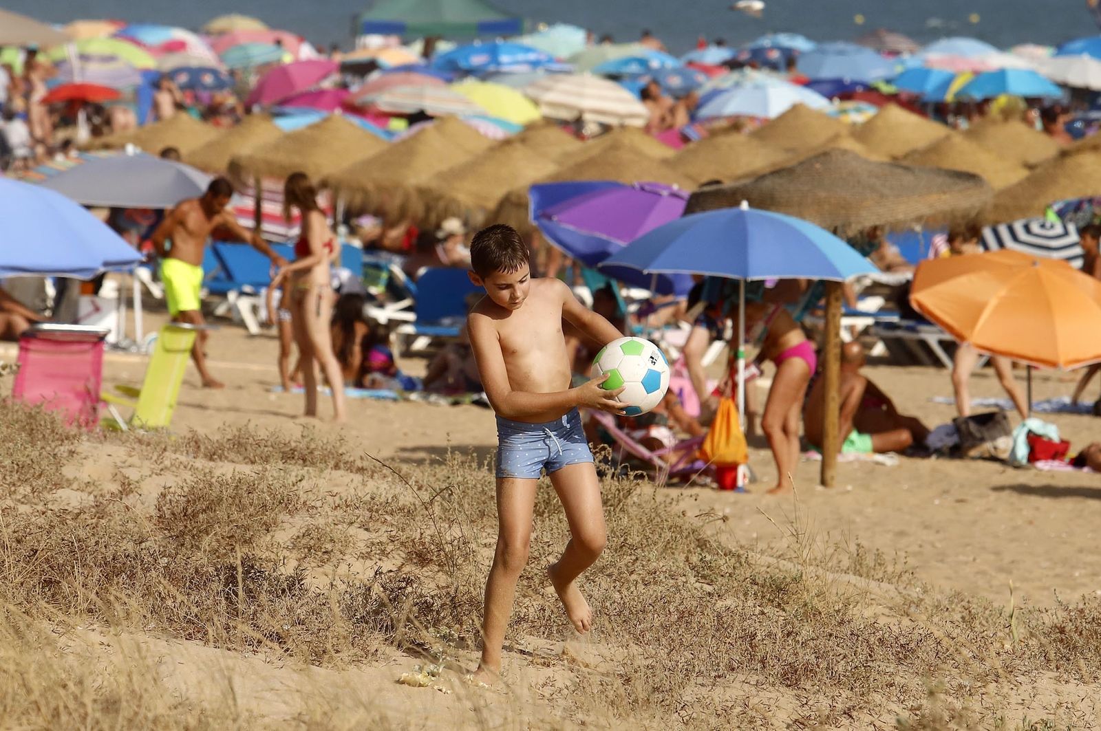 Un día en las playas de Huelva, en imágenes