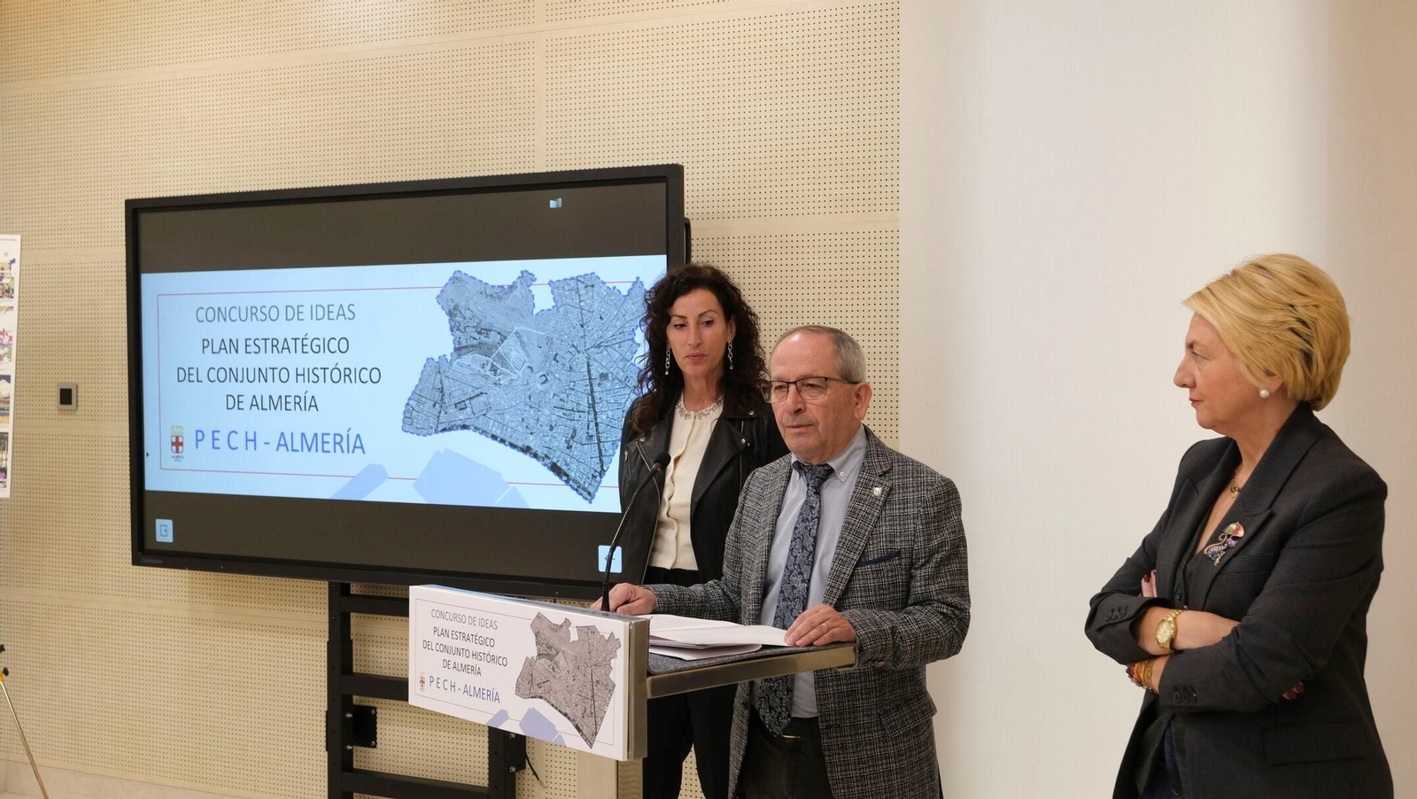 María del Mar Vázquez, Luis Cano y Eloísa Cabrera, en la presentación del ganador del PECH María del Mar Vázquez, Luis Cano y Eloísa Cabrera, en la presentación del ganador del PECH