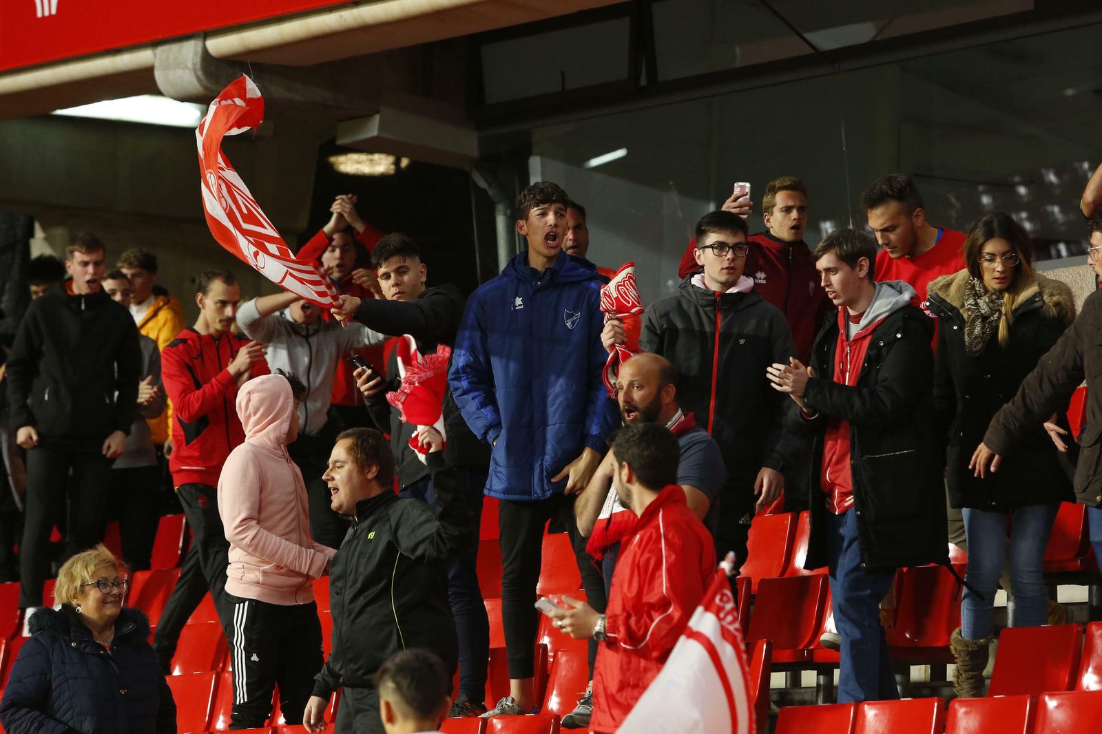 Fotos: la afición 'bendice' al Granada CF en Los Cármenes antes del partido de Copa