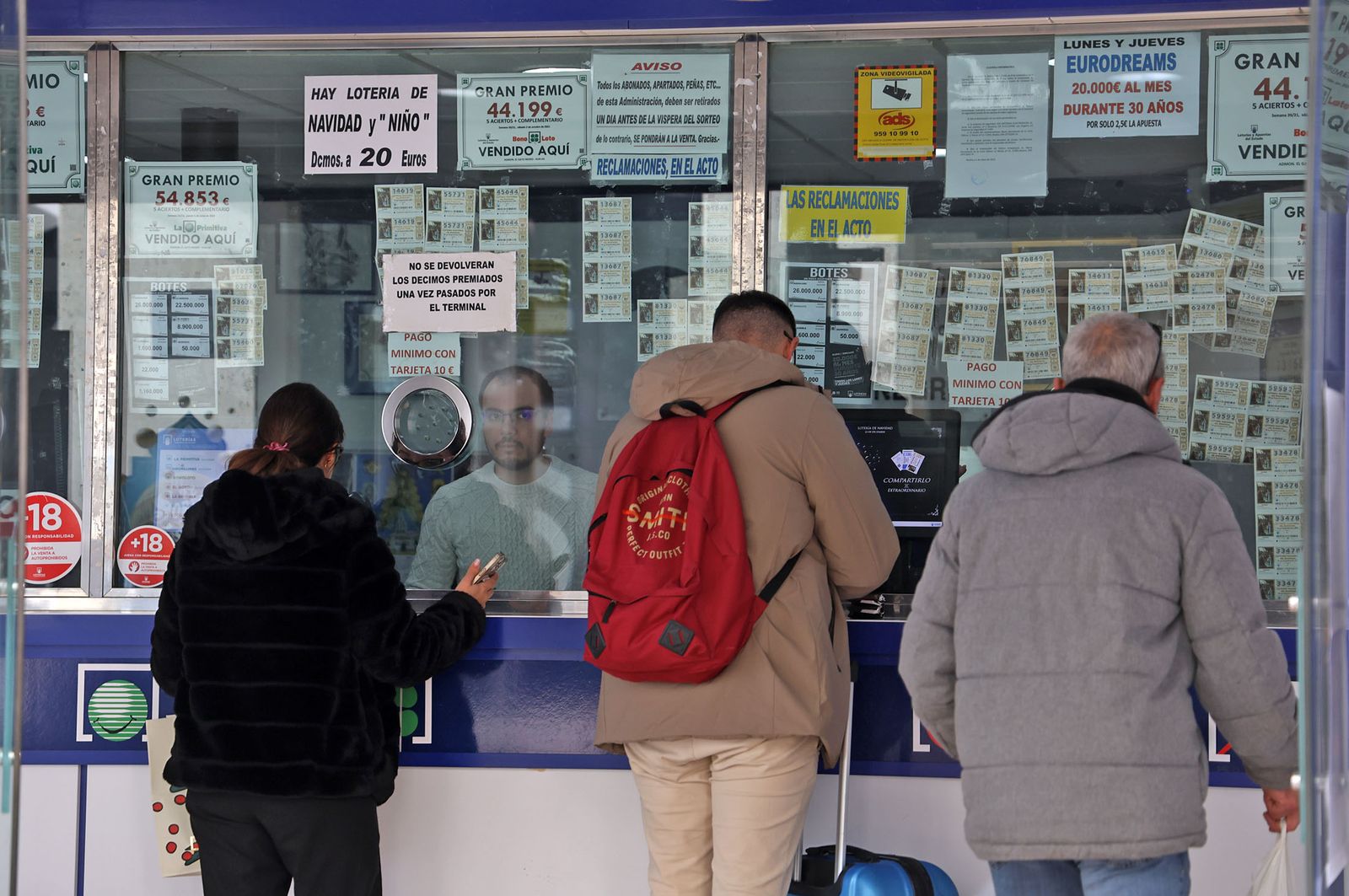 Imágenes del último día de venta de décimos de Navidad en Huelva