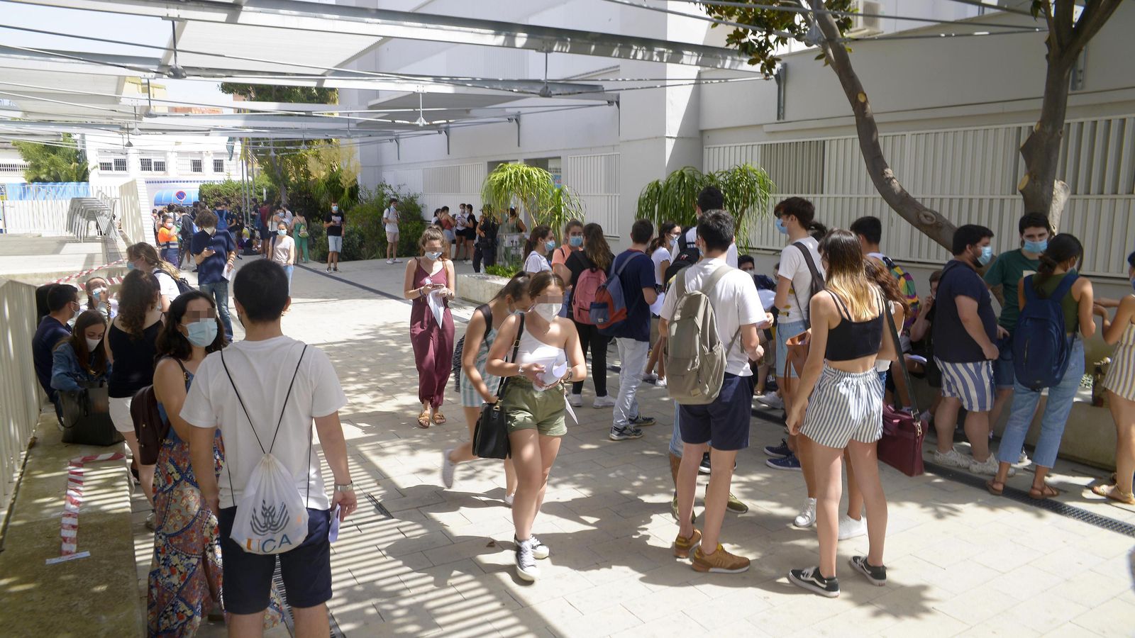 Exterior de la Escuela Politécnica Superior de Algeciras durante un descanso de la PEvAU 2020