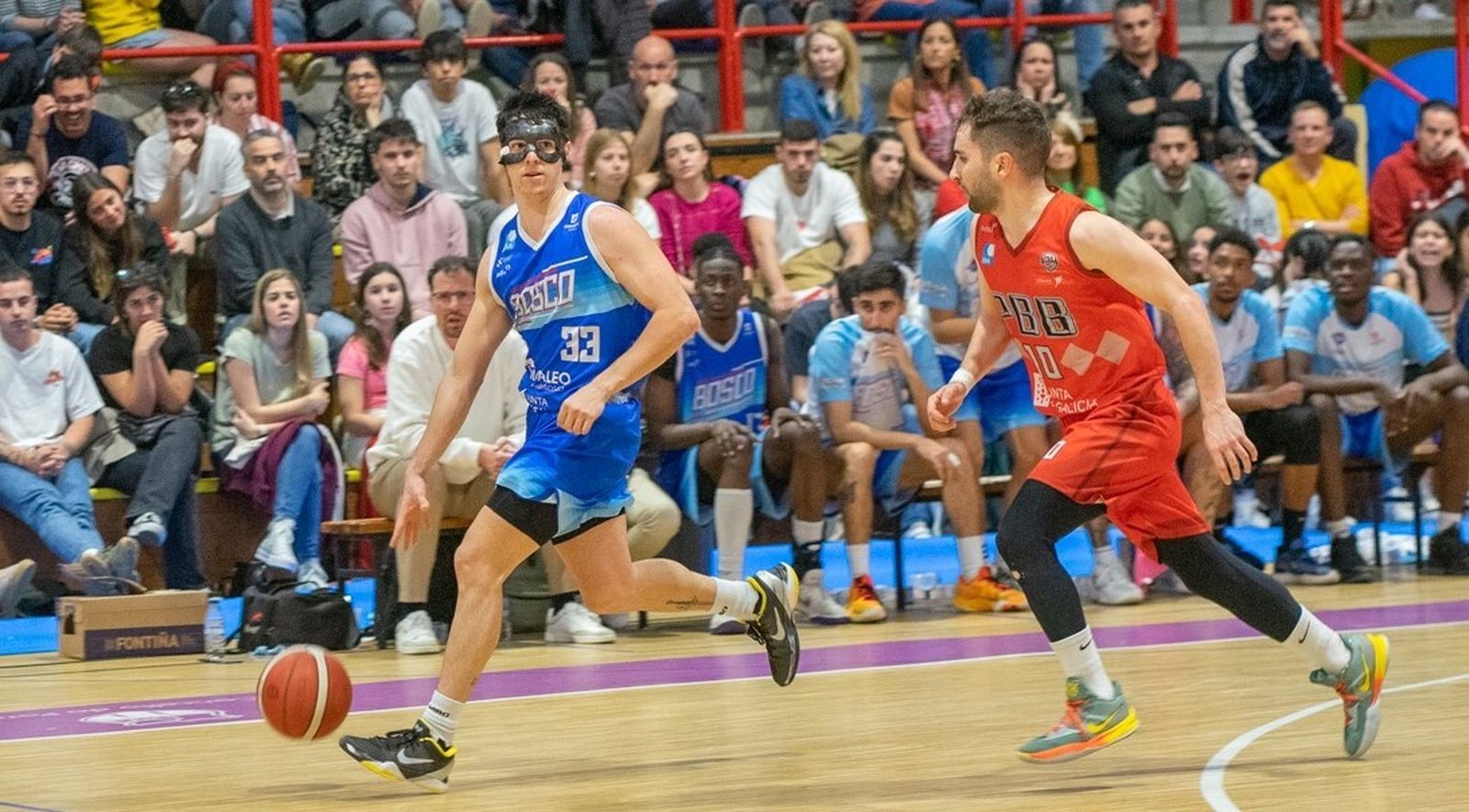 Manu Varela, nuevo jugador del Coto Córdoba, bota el balón en un partido con su anterior club.