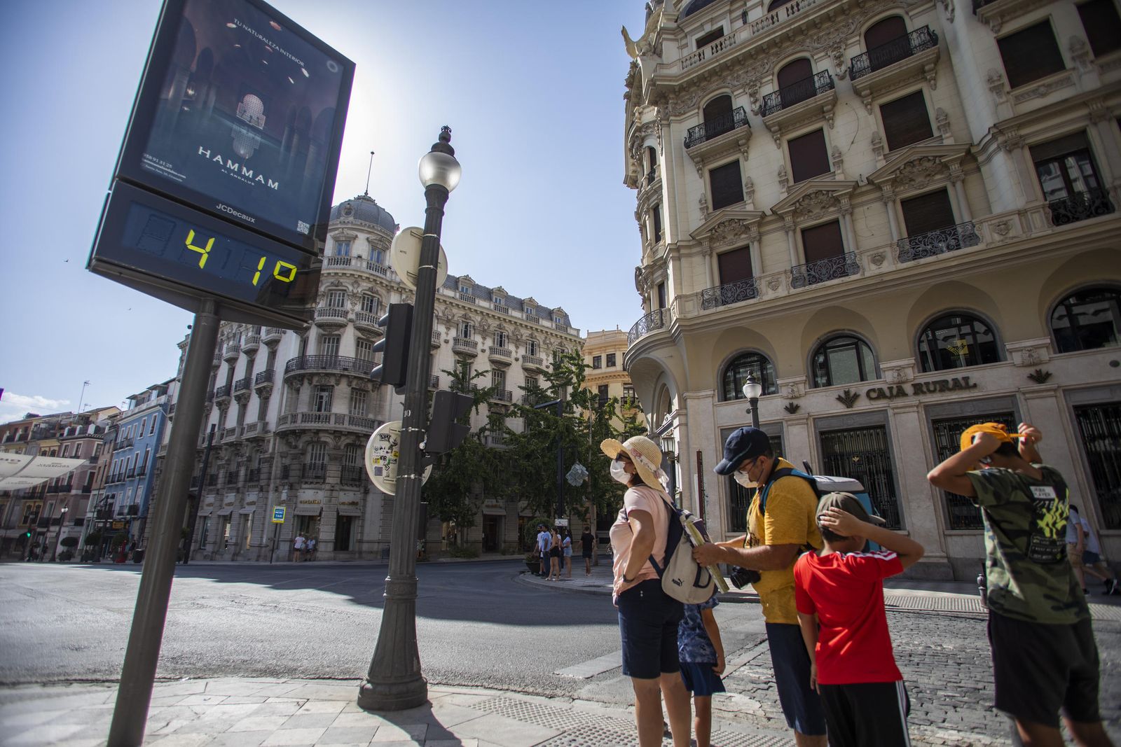 imagen de archivo de una familia de turistas mirando la temperatura