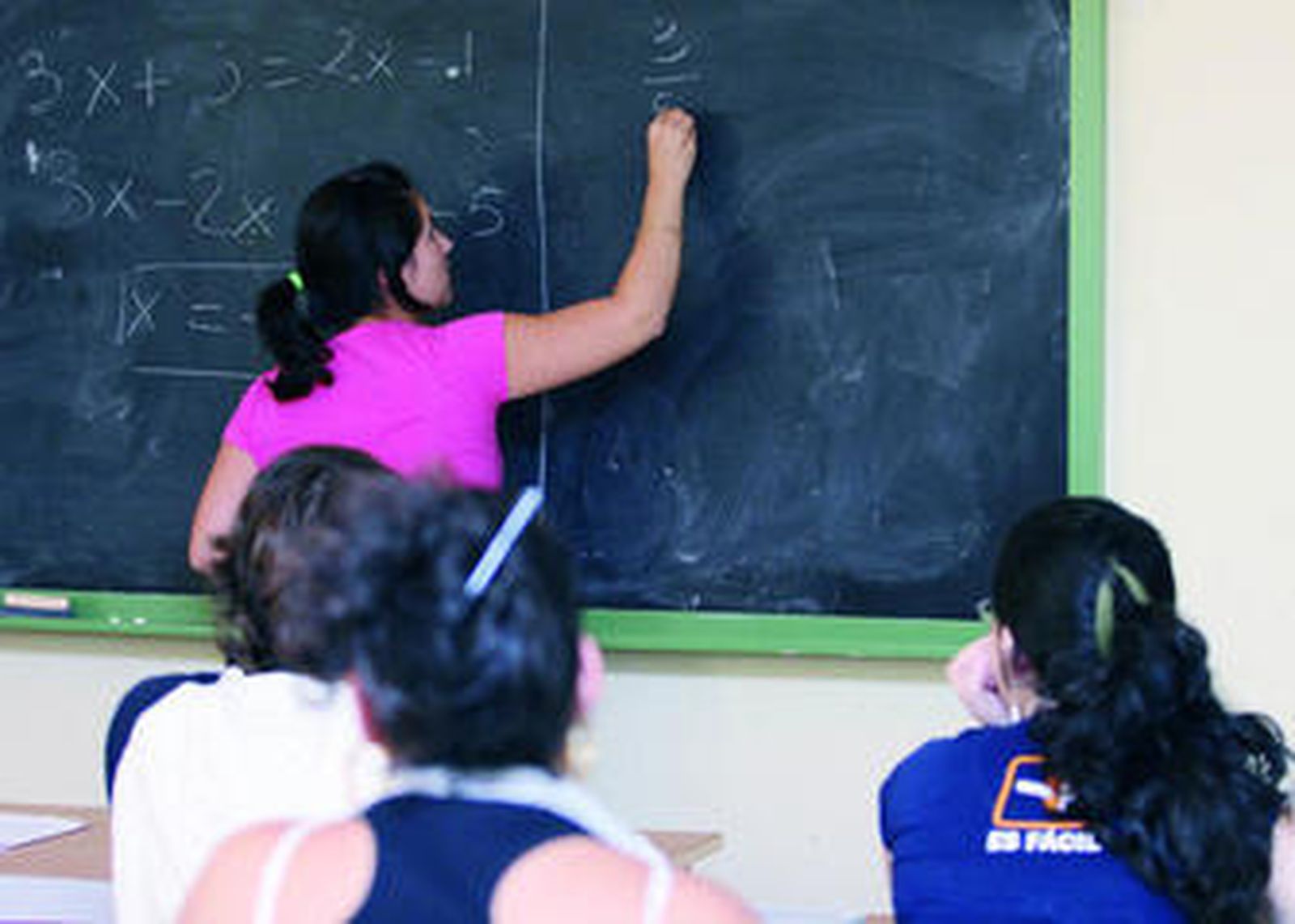 Alumnos de Secundaria reciben clase de apoyo en un instituto.
