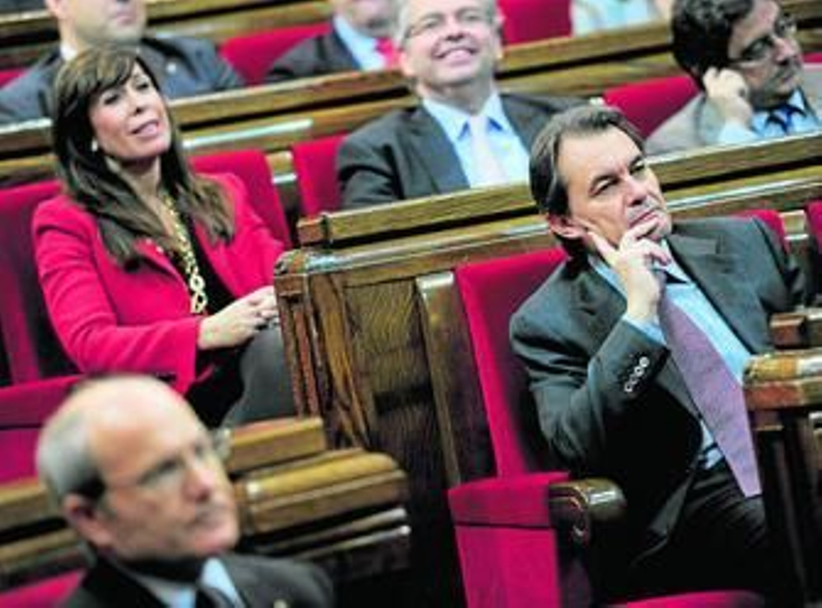 Artur Mas, con Alicia Sánchez Camacho del PP sentada justo detrás, y José Montilla en la primera sesión del nuevo Parlamento.