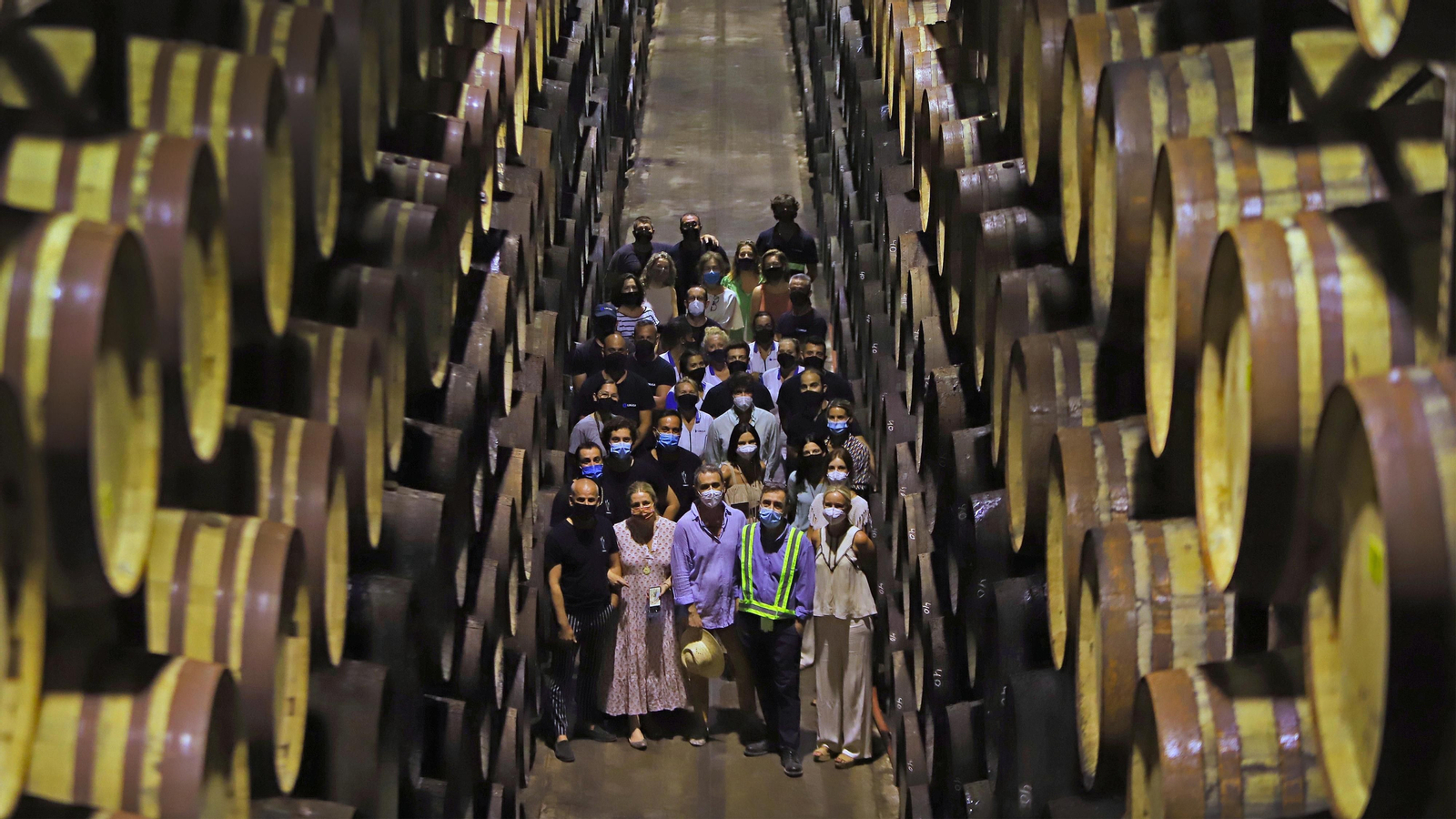 Beatriz Vergara, primera por la derecha, junto al equipo de ‘Tío Pepe Festival’, en la Bodega Las Copas.