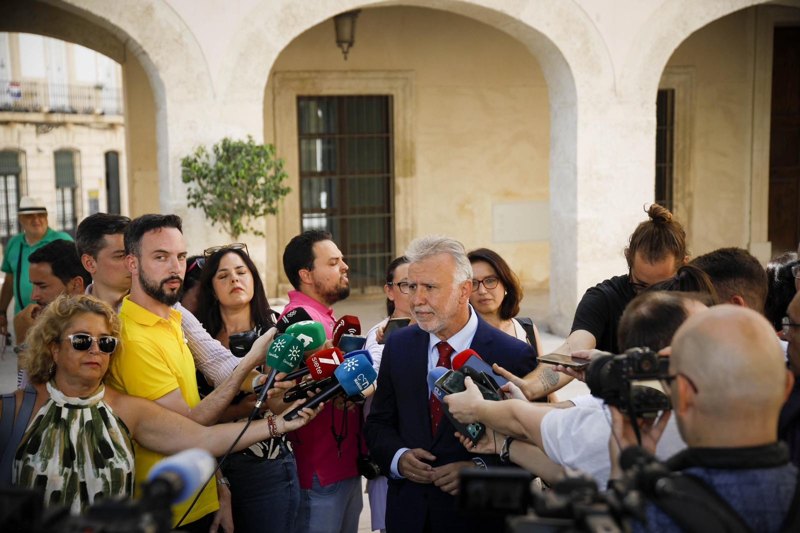 Placa de memoria histórica en el monumento de los coloraos, en imágenes