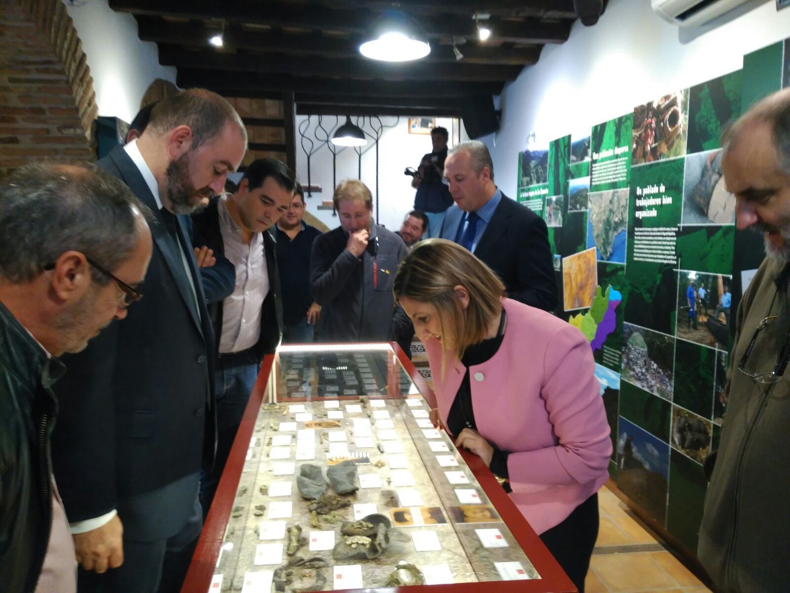 Irene García observa uno de los expositores de la Casa de la Memoria.