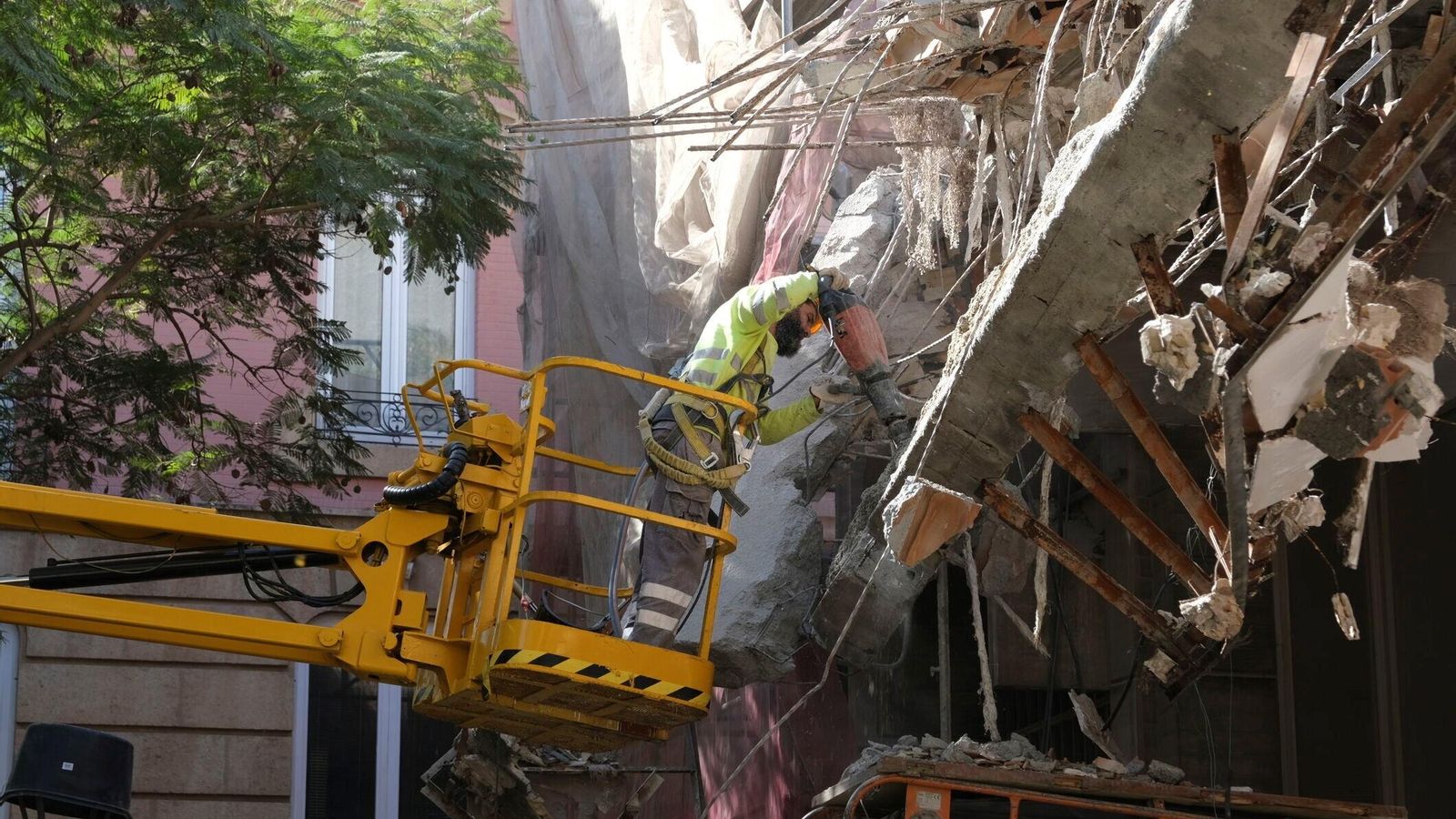 La demolición, manual, se lleva a cabo con pequeña maquinaria y robots.
