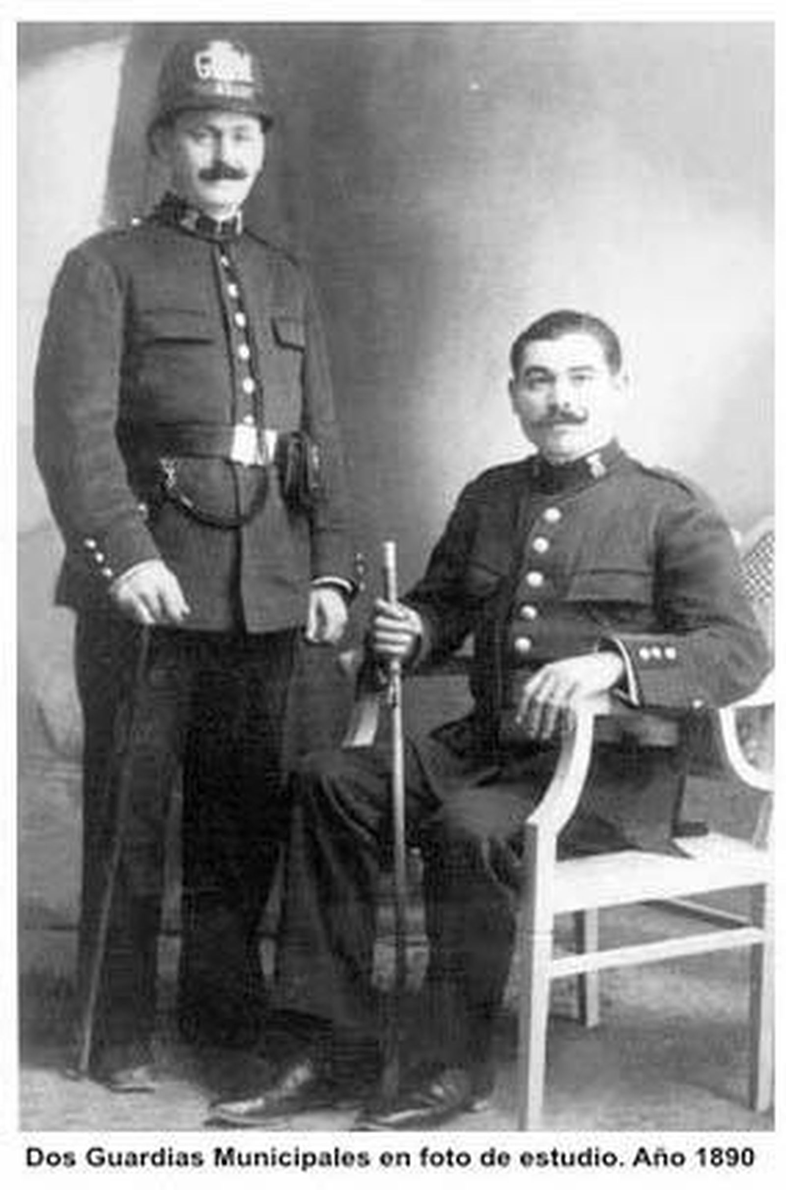 Dos guardias municipales en una fotografía de 1890.