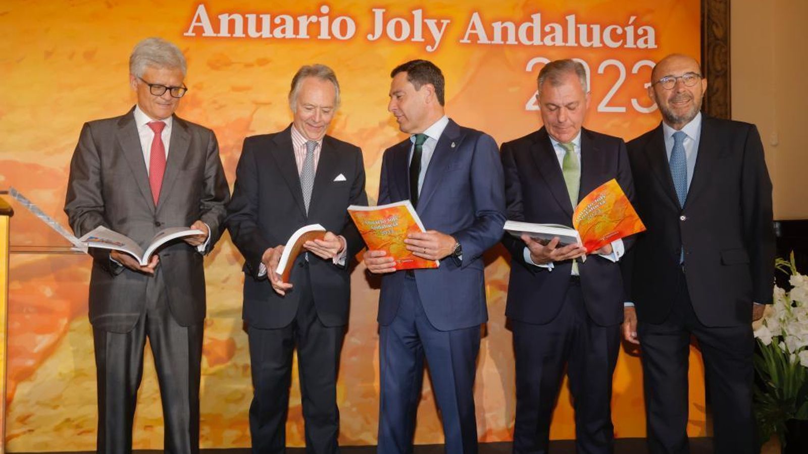 Pablo de Carvajal, José Joly, Juanma Moreno, José Luis Sanz y Francisco Ferraro, posan con la obra editorial en sus manos. Pablo de Carvajal, José Joly, Juanma Moreno, José Luis Sanz y Francisco Ferraro, posan con la obra editorial en sus manos.