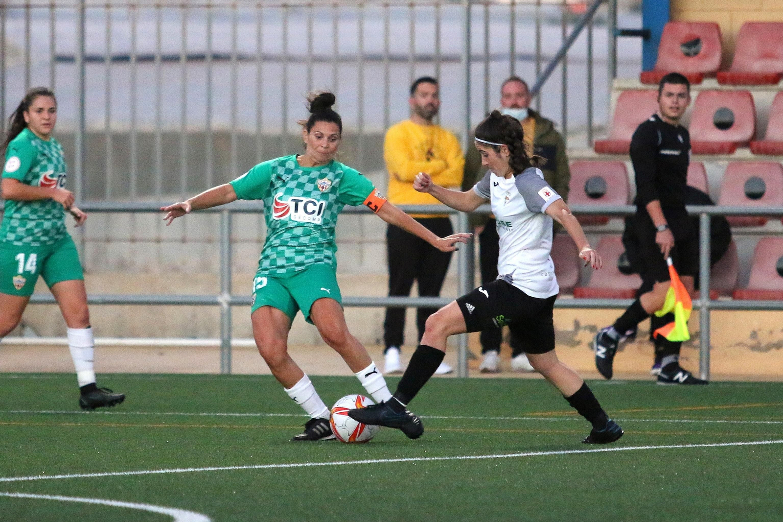 Anita París disputa un balón con Lorena en el derbi celebrado en La Cañada Anita París disputa un balón con Lorena en el derbi celebrado en La Cañada