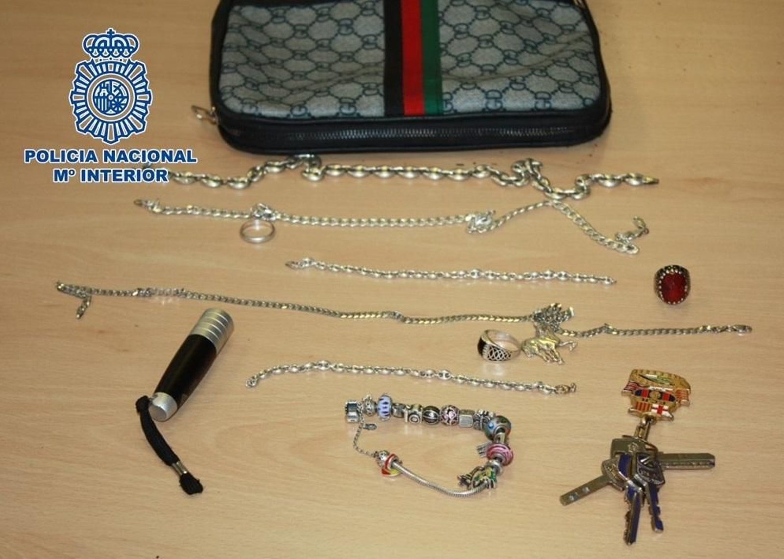 Joyas recuperadas tras la detención de estos dos ladrones en Granada.