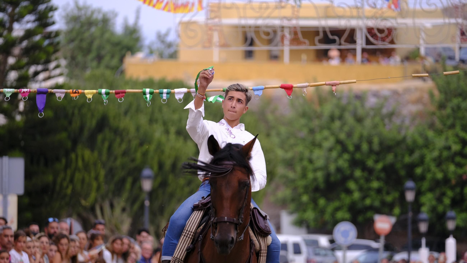 La popular carrera de cintas a caballo de las Fiestas de Mojácar, en imágenes