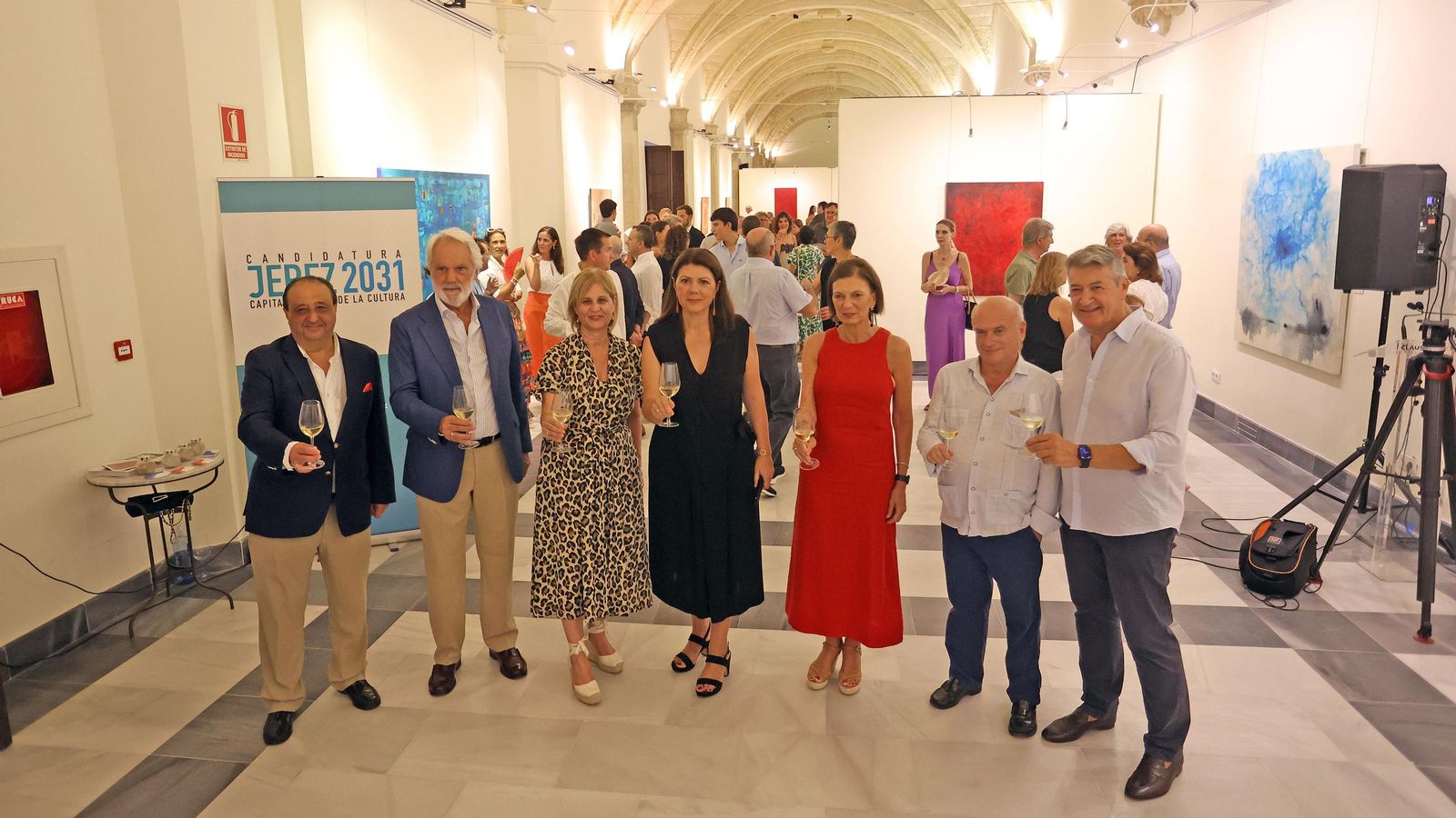 La alcaldesa asiste a la inauguración de la exposición de Mariola Naranjo en los Claustros de Santo Domingo.