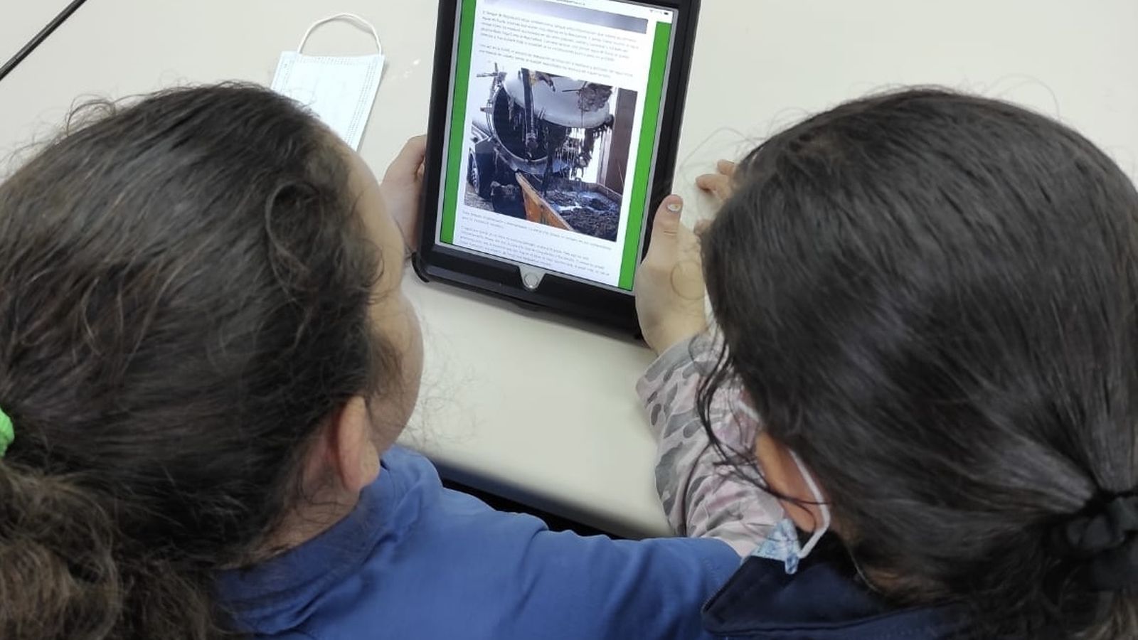 Dos alumnas participando en los talleres.