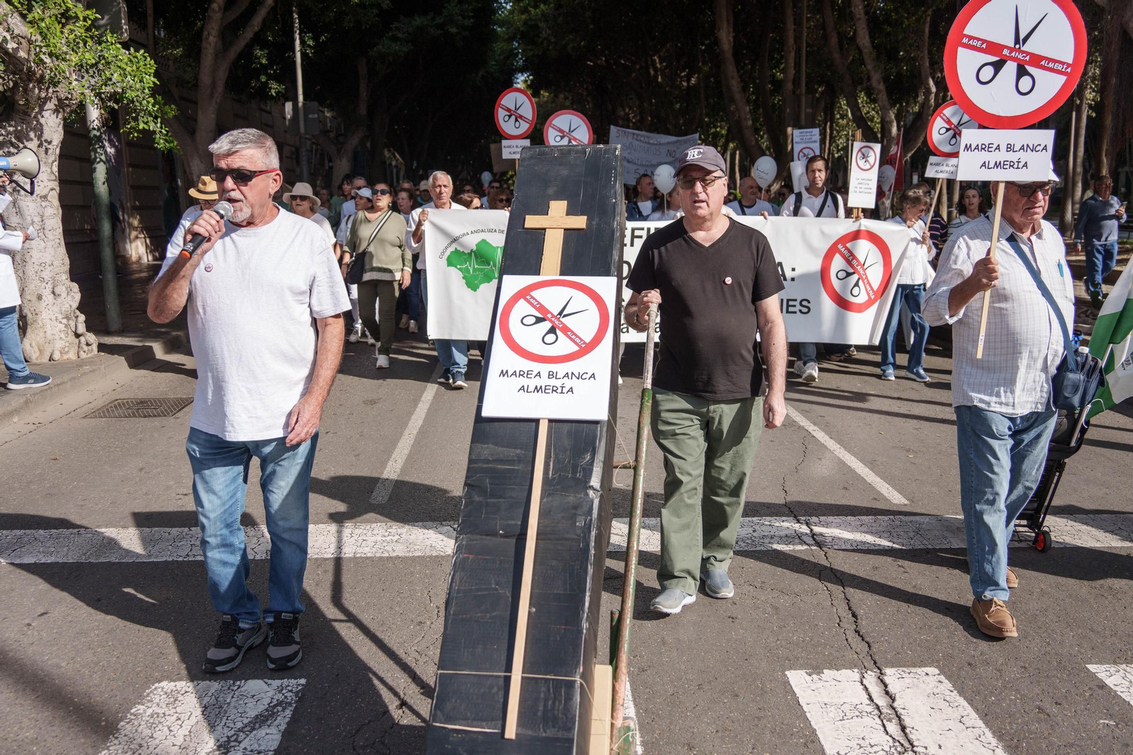 "La sanidad se defiende, gobierne quien gobierne", Almería se lanza a las calles por la sanidad pública