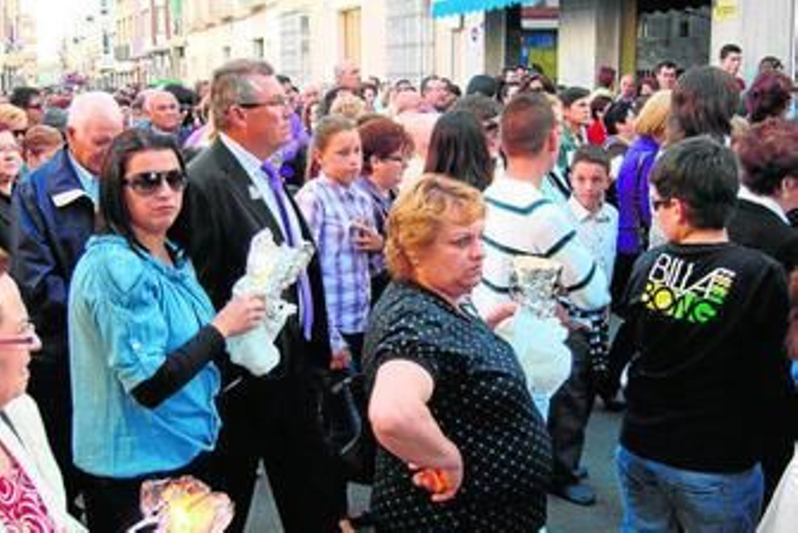 Algunos vecinos quisieron acompañara a una de las imágenes más destacadas de la localidad con velas blancas.