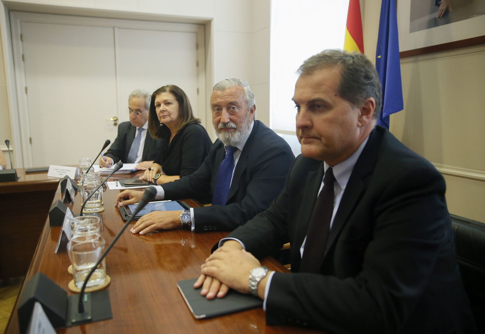 El secretario de Estado de Infraestructuras, Transporte y Vivienda, Julio Gómez-Pomar, junto al presidente de Aena, José Manuel Vargas (d); la secretaria general de Transporte, Carmen Librero Pintado, y el director general del Enaire, Ángel Luis Arias, durante la reunión con los sindicatos.