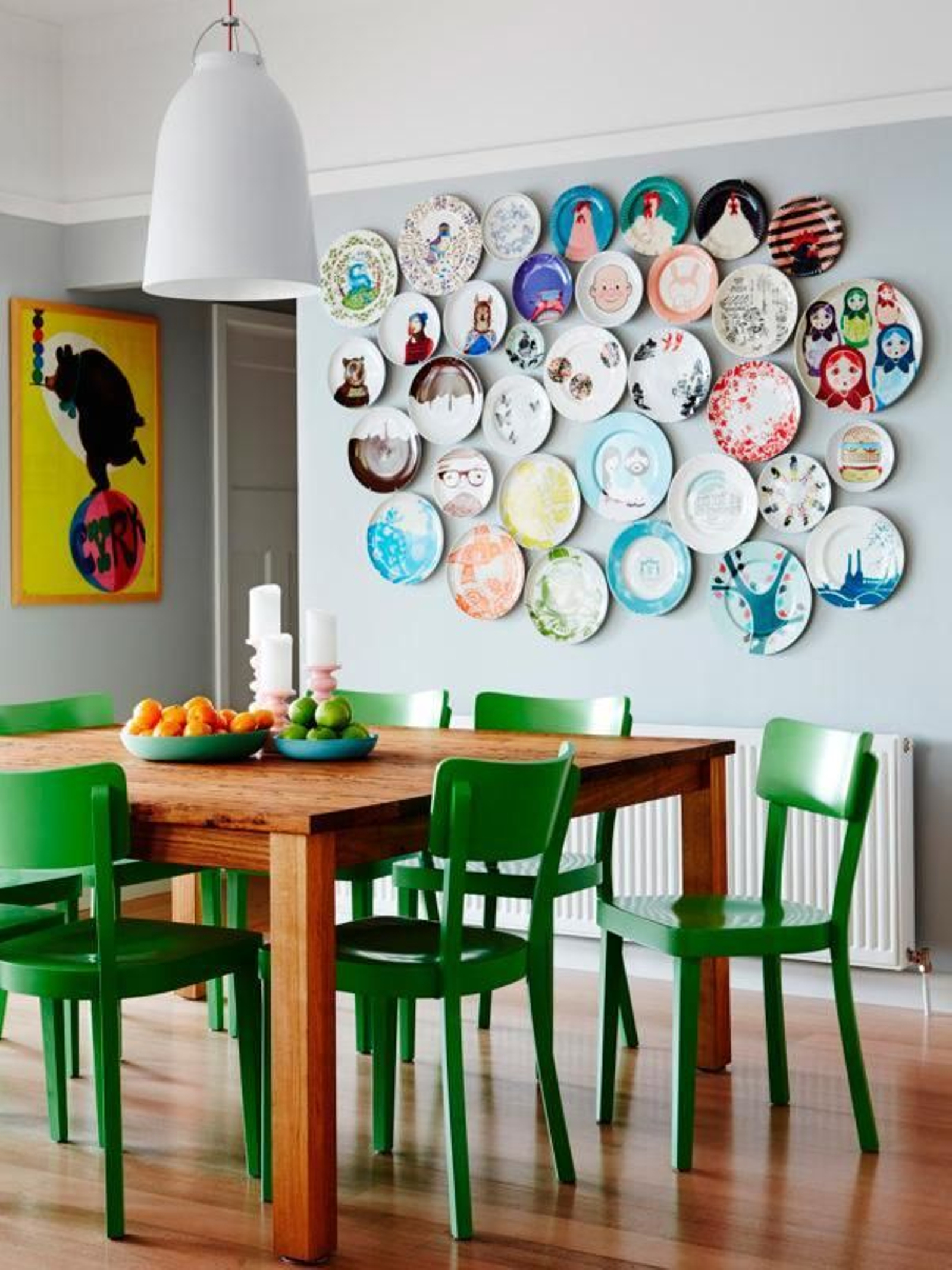 Elegir los platos como elemento decorativo del comedor es todo un acierto.
