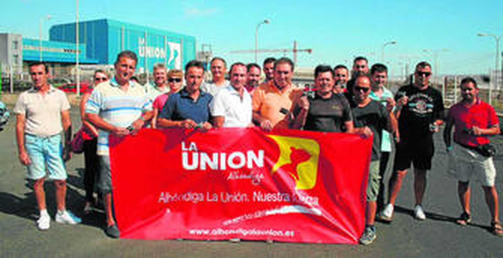 Alhóndiga La Unión ha entregado ya un centenar de abonos de temporada de la UD Almería a sus agricultores.