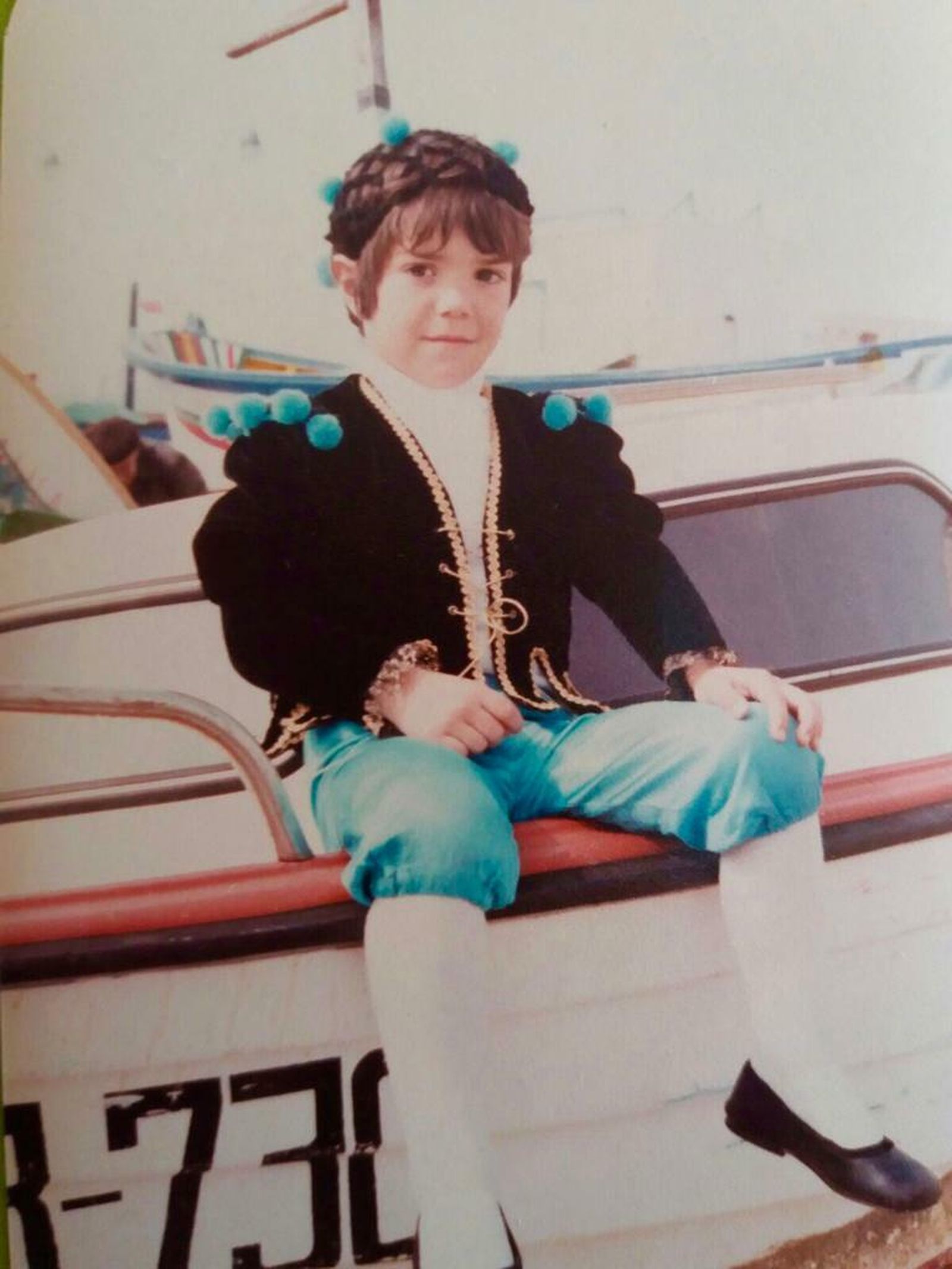 Pepe el Caja ha elegido esta fotografía en la que luce de piconero sobre una barca de La Caleta a modo de alegato a favor de este traje típico que se está perdiendo.