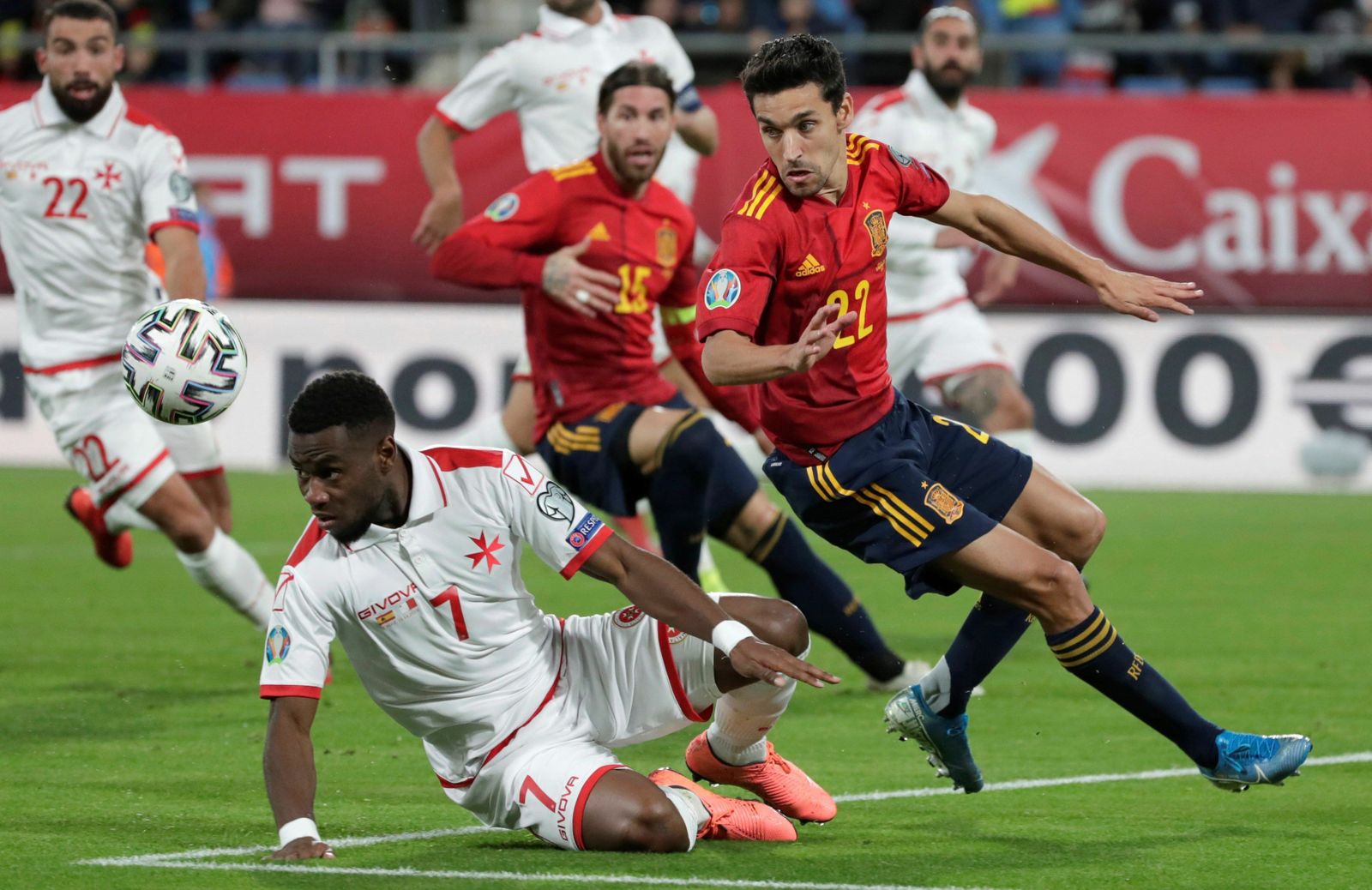 Jesús Navas sortea a un rival en el España-Malta celebrado en Cádiz (7-0).