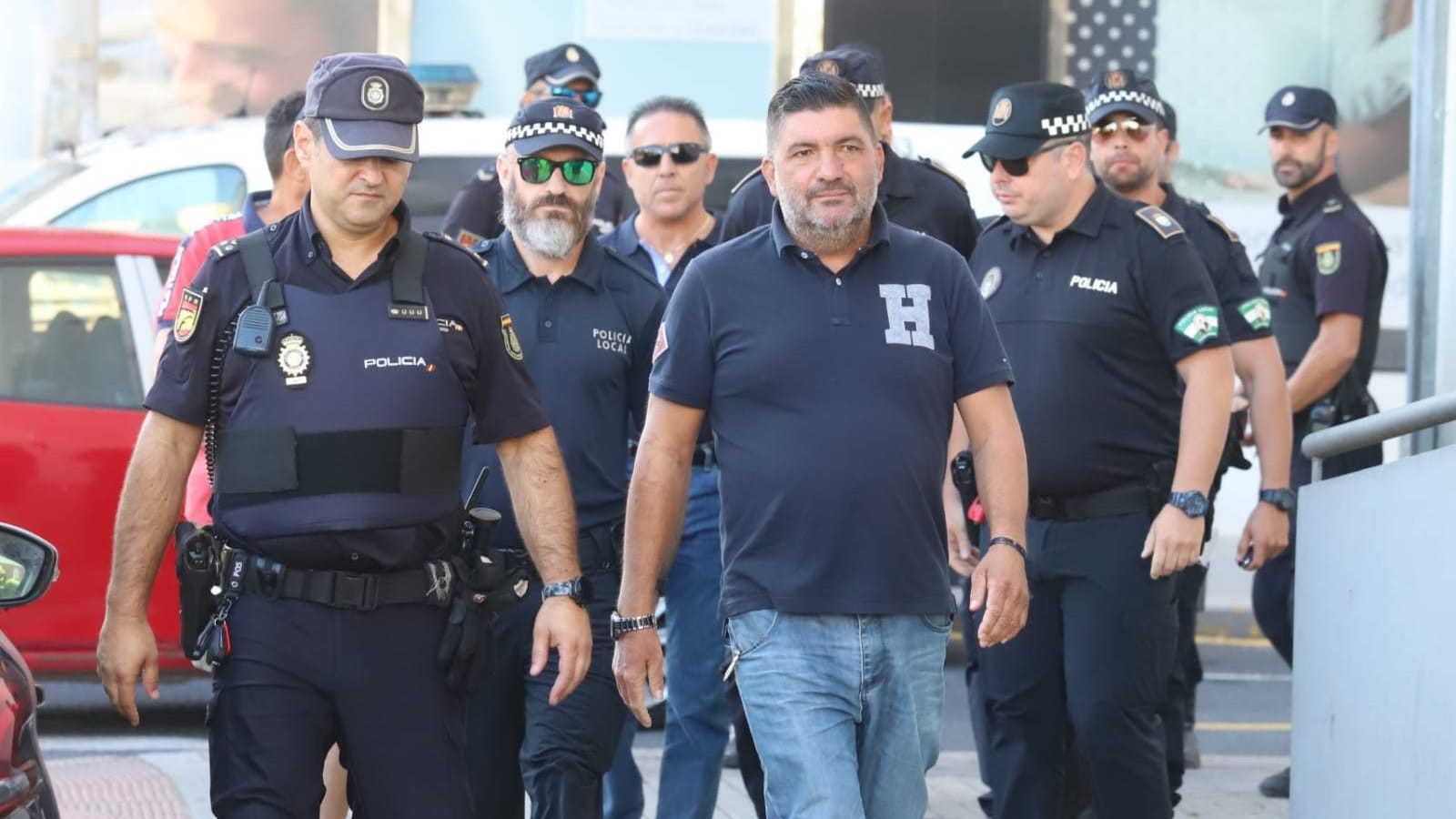 Antonio Garrido acompañado por sus compañeros agentes en la celebración del juicio contra su agresor.