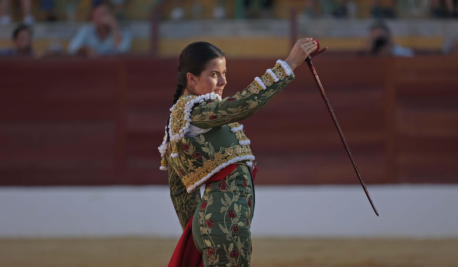 Fotos de la novillada mixta con picadores del sábado de la Feria de La Línea: Ignacio Candelas, Miriam Cabas y Juan Jesús Rodríguez