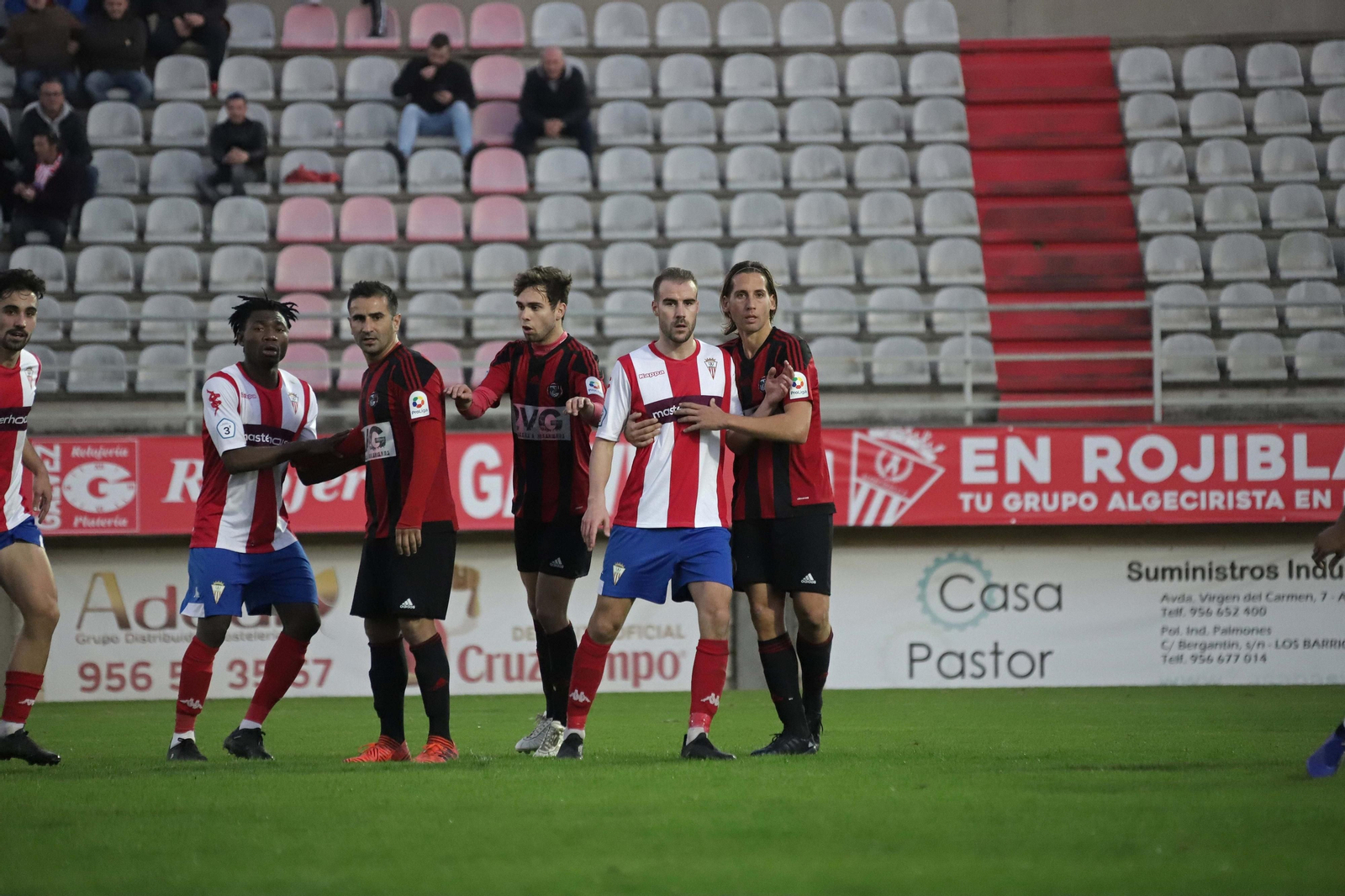 Borja Vicent, sujetado por Checa en el Algeciras-Gerena.