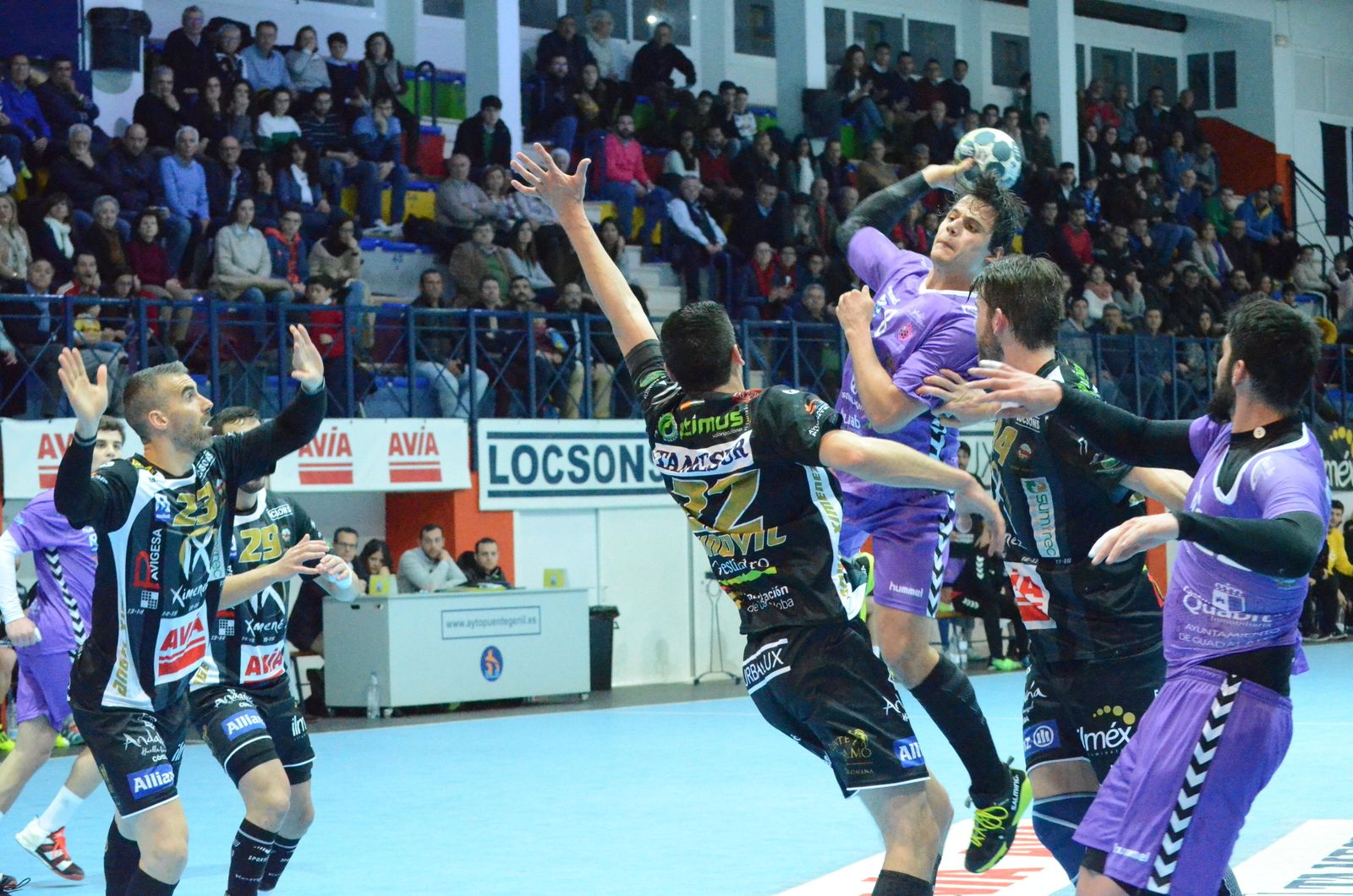 Rudovic, Chispi y Leo Almeida taponan el disparo de José Márquez, durante el partido de ayer.