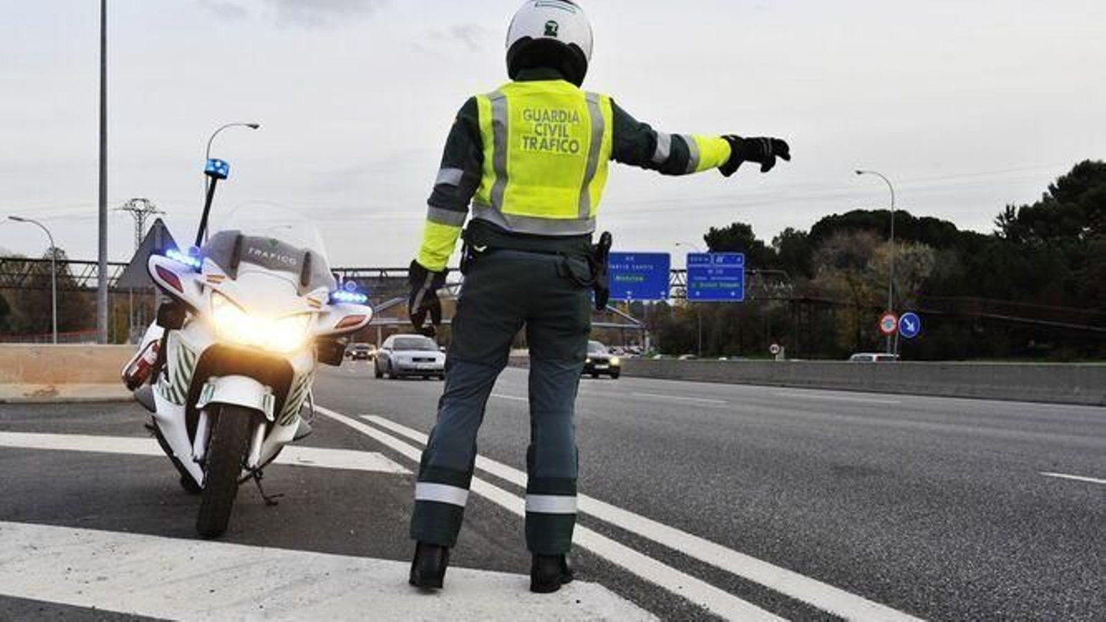 Un agente de la Guardia Civil de Tráfico. Un agente de la Guardia Civil de Tráfico.