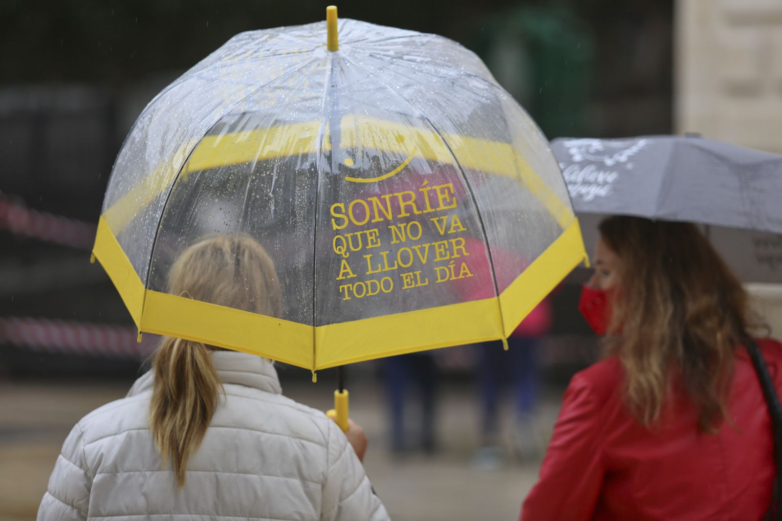 Una mujer con paraguas en uno de los últimos días de lluvias en Málaga.
