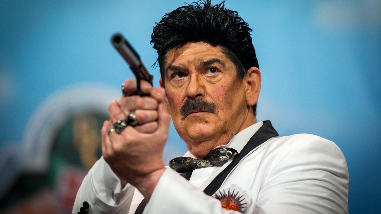 José Guerrero 'Yuyu', durante un momento de la actuación 'Los James Bond que da gloria verlos'.