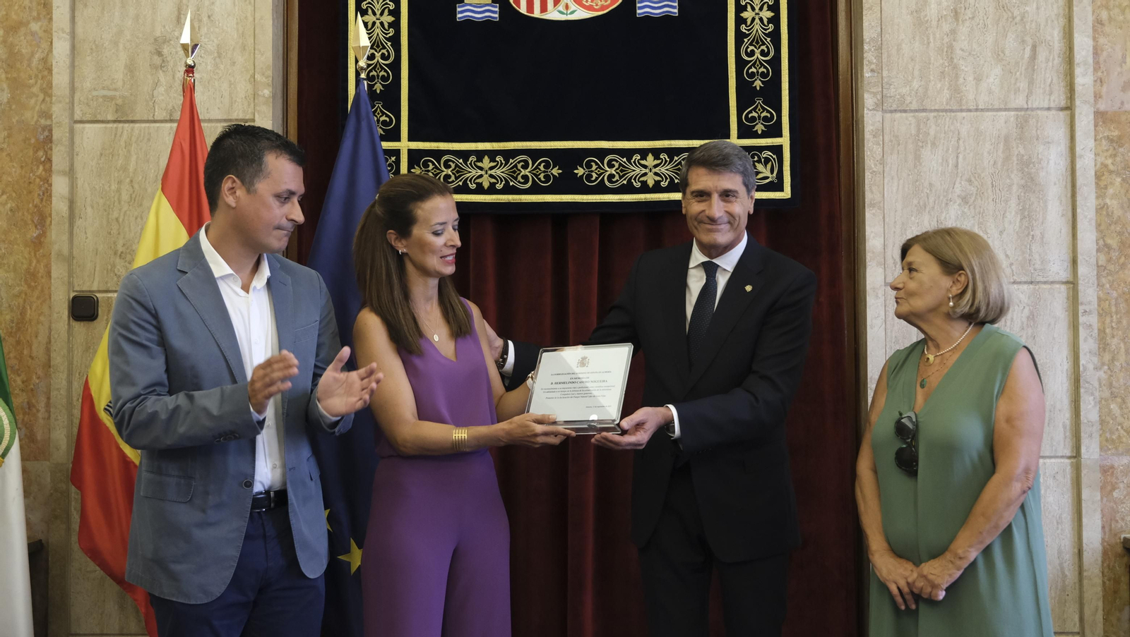 La familia de Hermelindo Castro Nogueira recibe una placa en su honor. La familia de Hermelindo Castro Nogueira recibe una placa en su honor.