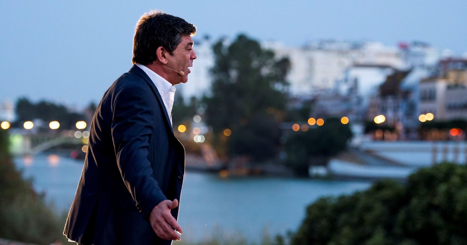 Tomás de Perrate interpretando el pregón con que inauguró esta Bienal.