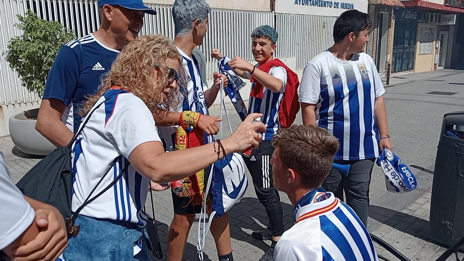 Imágenes del gran ambiente en el Nuevo Colombino en el ascenso del Recre