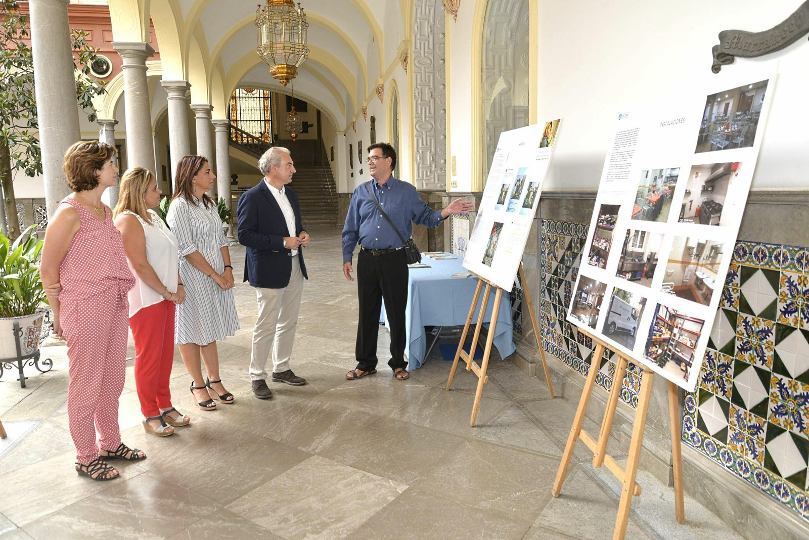 La exposición está en el patio del Ayuntamiento