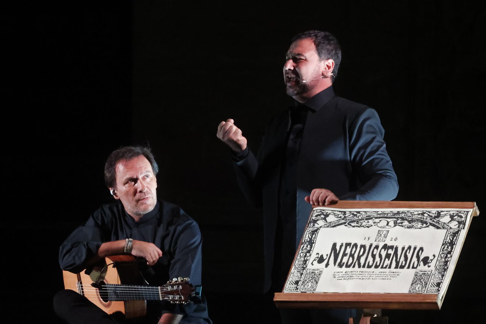El cantor y el guitarrista Pedro María Peña en un momento de 'Nebrissensis'.