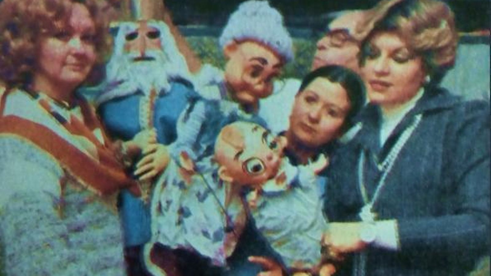 Las  marionetistas de 'La abuela Cleta', con Talio al fondo, en 1977