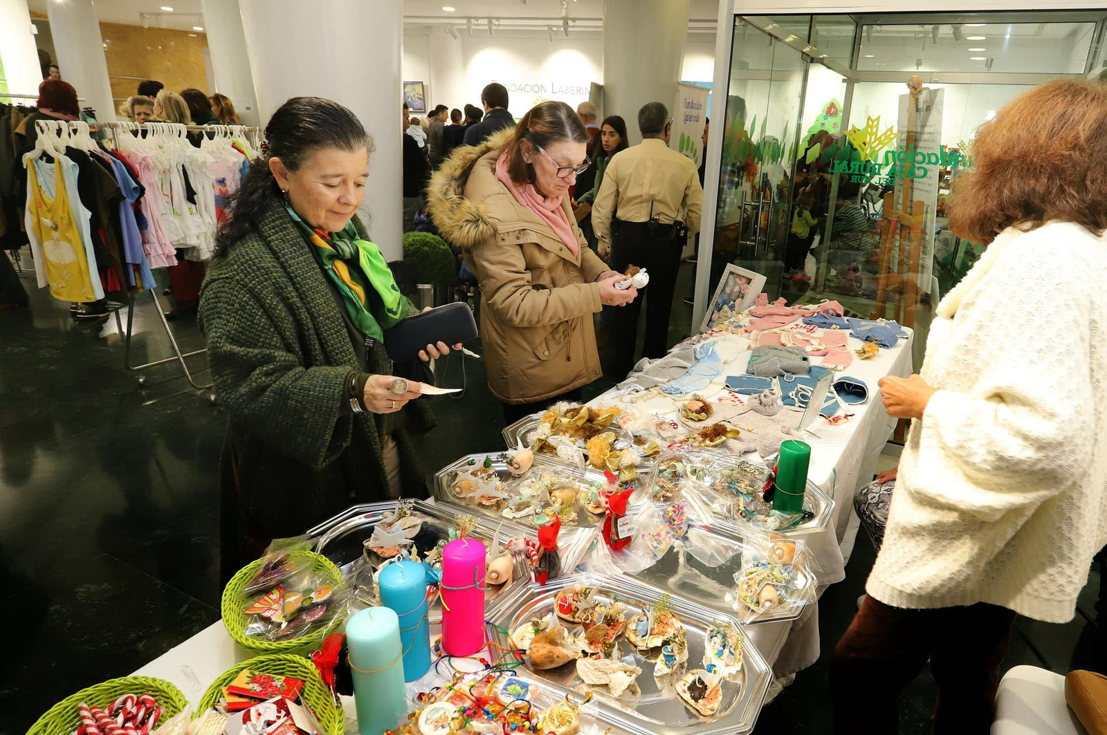 Imágenes del mercadillo navideño en Caja Rural del Sur