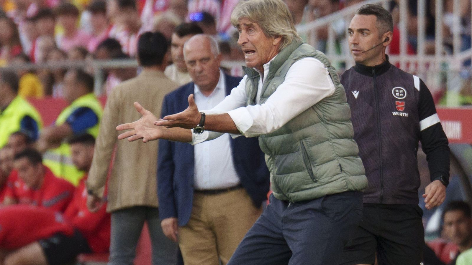 Pellegrini le hace indicaciones a los suyos con fuerza.