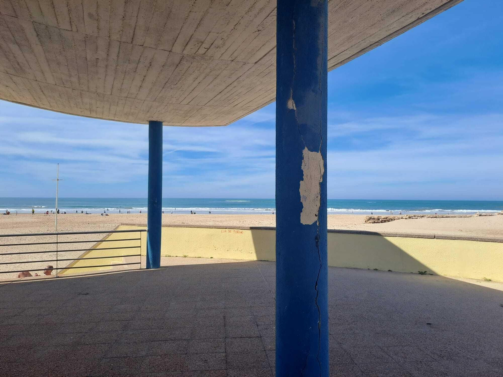 El mal estado de la pérgola de la playa de Cortadura