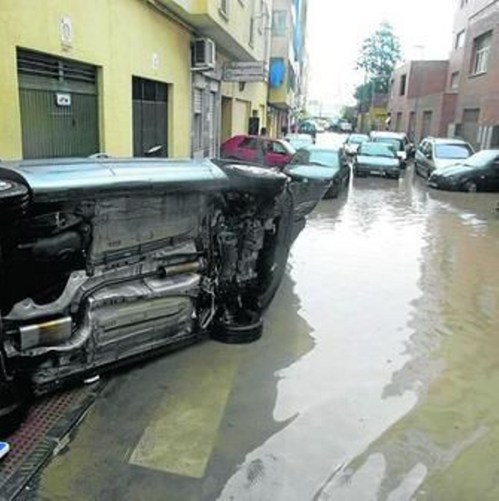 La fuerza del agua provocó el vuelco de varios vehículos en las calles de Algeciras.