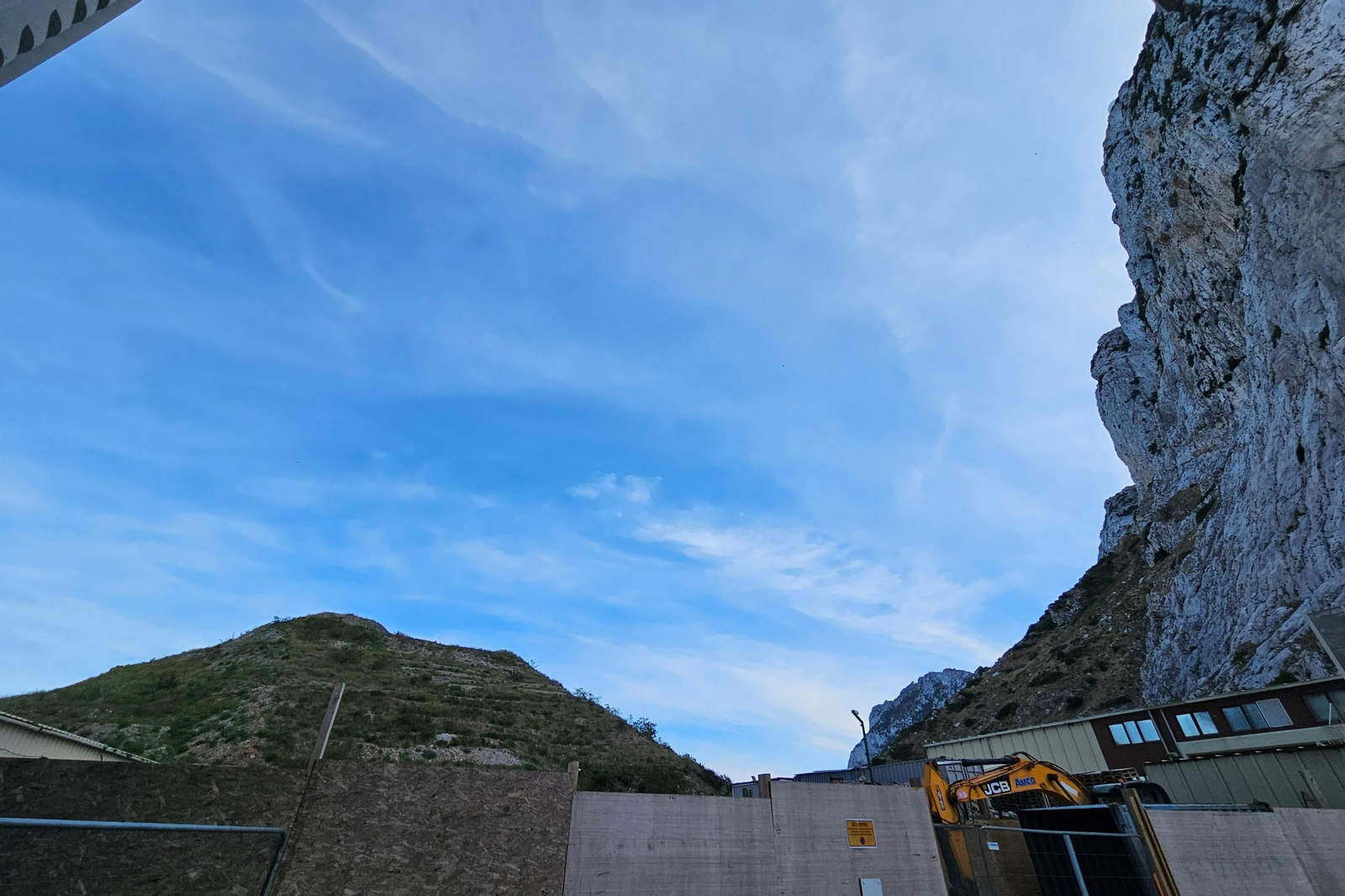 El montículo de escombros en la cara este del Peñón.