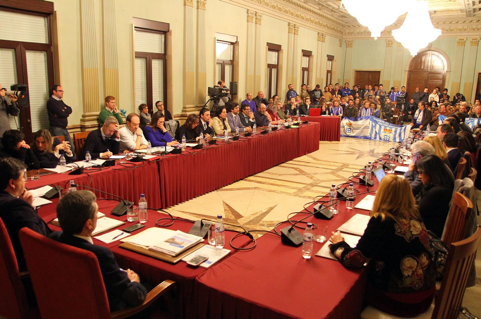 Pleno municipal que aprobó el pago por tercero de la deuda contra la masa recreativista.