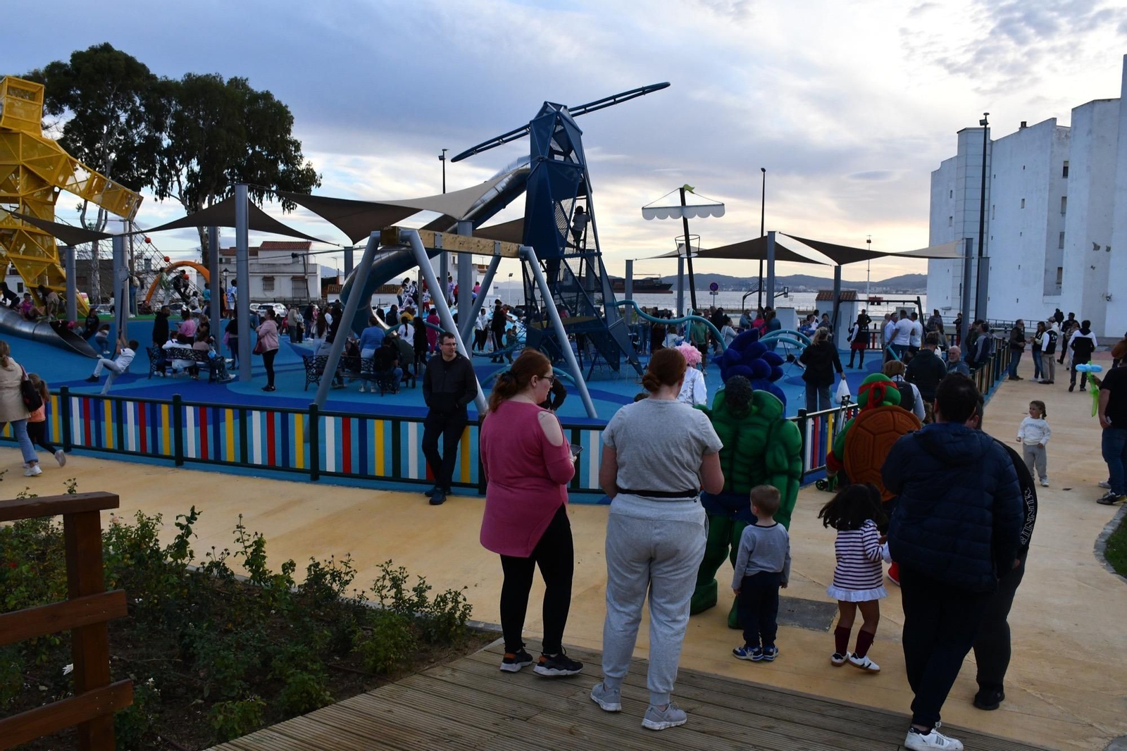 Multitudinaria inauguración del nuevo parque temático entre Campamento y Puente Mayorga