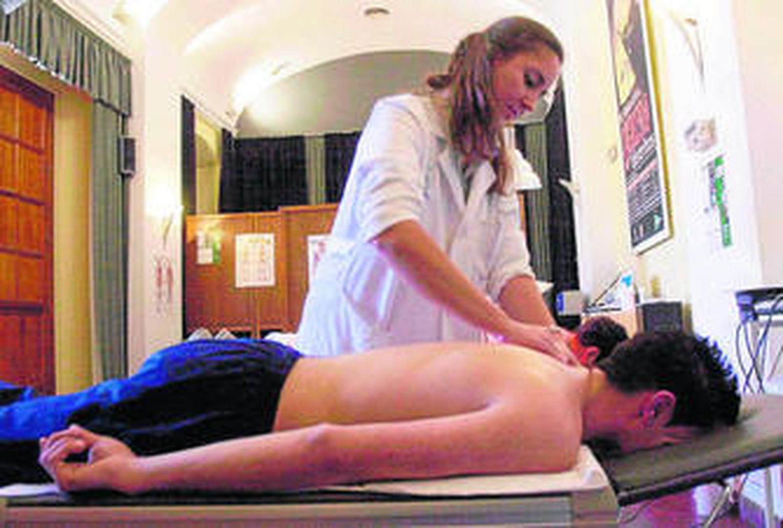 Un joven recibe un masaje terapéutico.