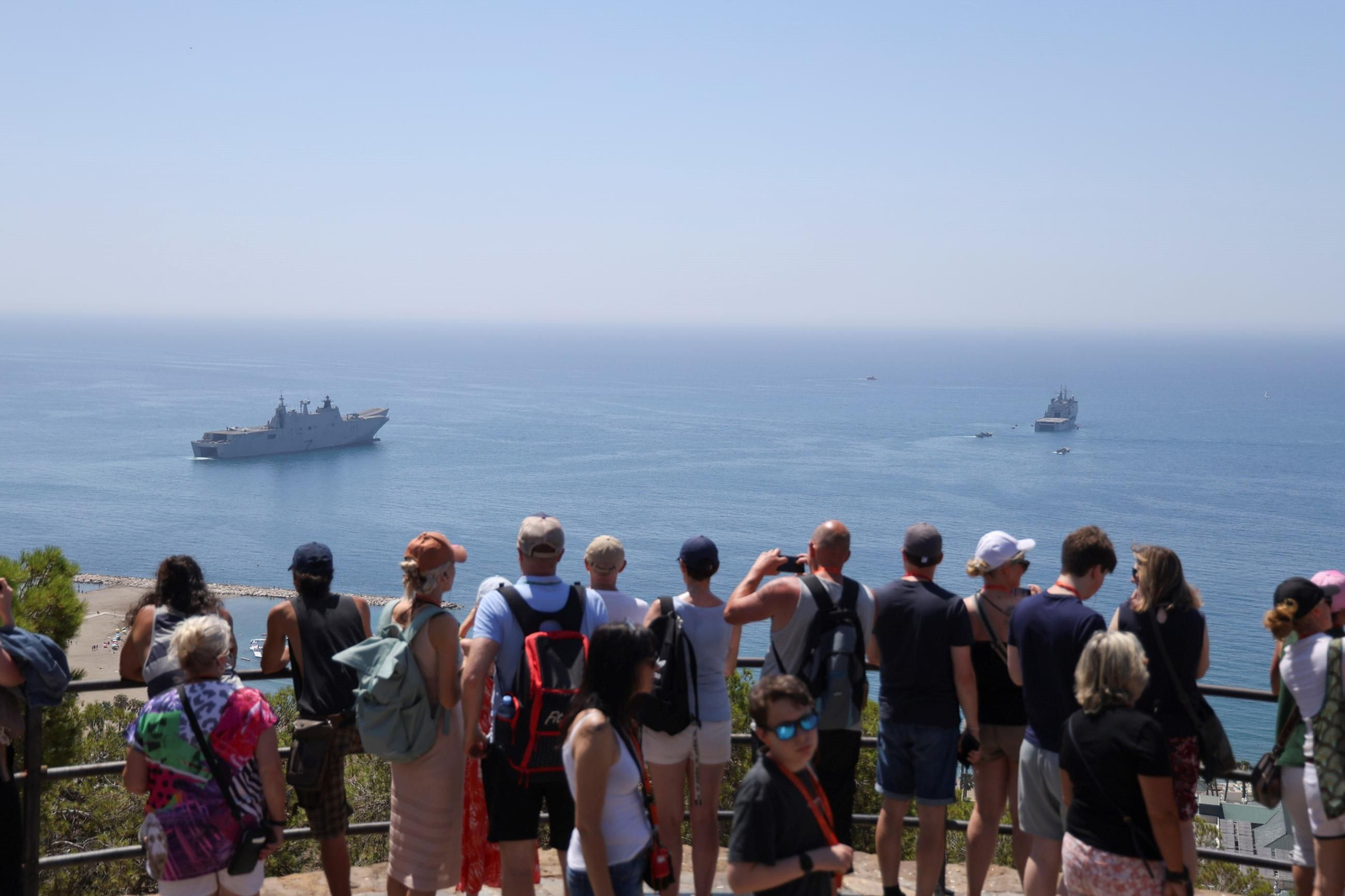 Los buques de la Armada 'Juan Carlos I' y 'Galicia' ya están en Málaga para el desembarco, en fotos