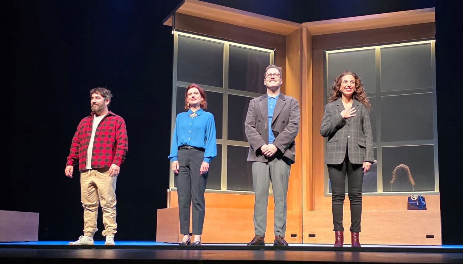 Los cuatro actores de reparto saludando al público.